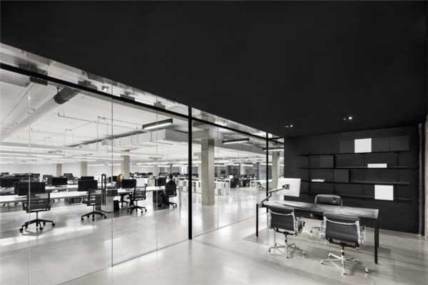 黑白极简风格的SSENSE办公空间设计2