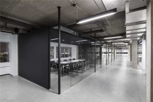 黑白极简风格的SSENSE办公空间设计8